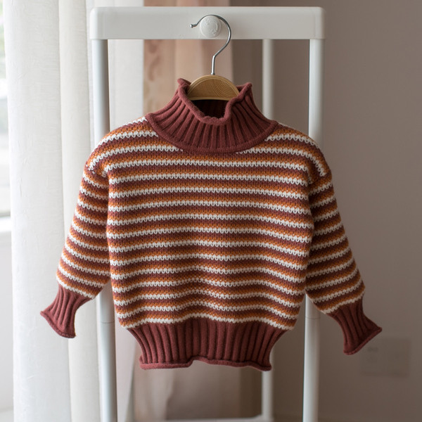 Топъл зимен пуловер за момичета на райе с поло яка