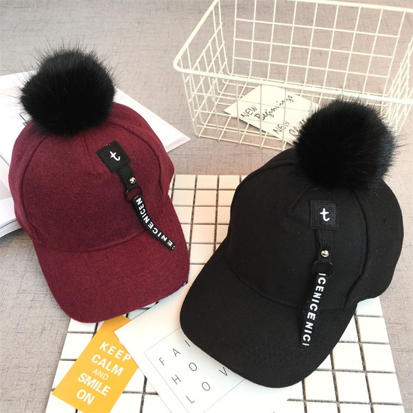 Стилна детска спортна унисекс шапка с козирка и пух в четири цвята