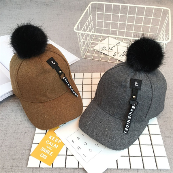 Стилна детска спортна унисекс шапка с козирка и пух в четири цвята