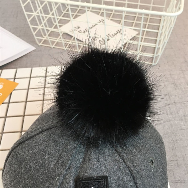 Стилна детска спортна унисекс шапка с козирка и пух в четири цвята