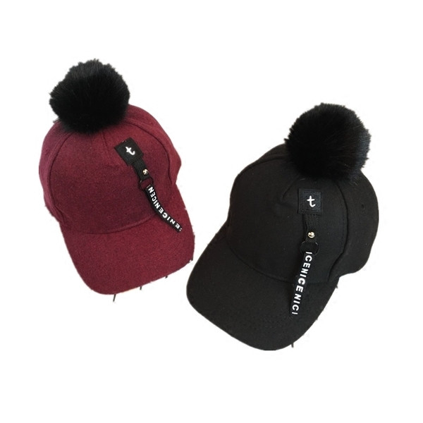 Стилна детска спортна унисекс шапка с козирка и пух в четири цвята