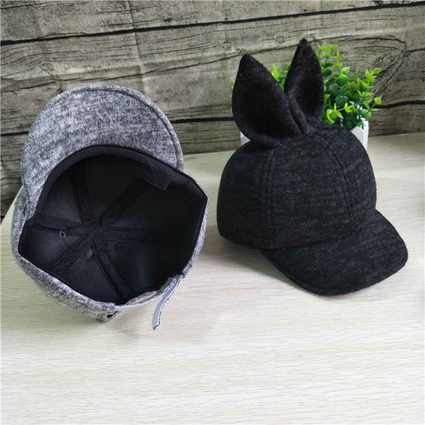 Детска ежедневна унисекс  шапка с козирка и ушички в три цвята