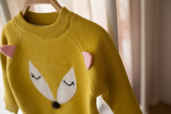 Χειμερινό πουλόβερ για κορίτσια σε τρία χρώματα με εικόνα