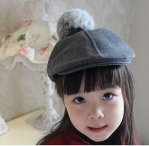 Стилна детска шапка за момичета тип барета с пухче в пет цвята