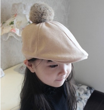 Стилна детска шапка за момичета тип барета с пухче в пет цвята