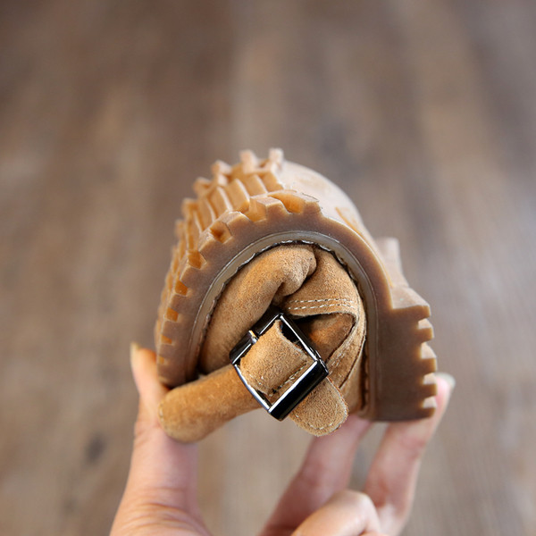 Παιδικά χειμωνιάτικα μπότες για κορίτσια σε τρία χρώματα με ιμάντα και ανθεκτική σόλα