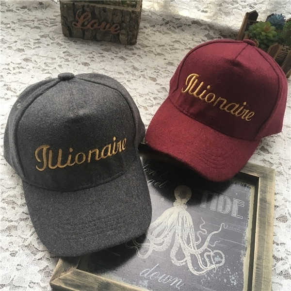 Спортна детска унисекс шапка с козирка и надпис в сив,бордо и черен цвят