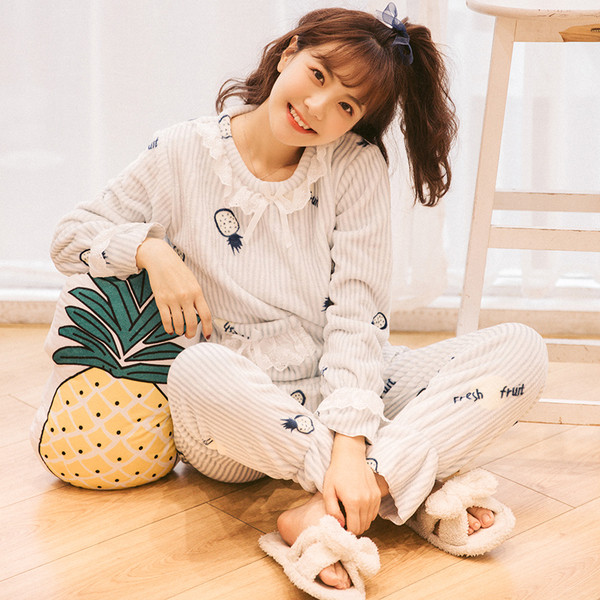 Δύο κομμάτια πιτζάμες κατάλληλες για το φθινόπωρο και το χειμώνα