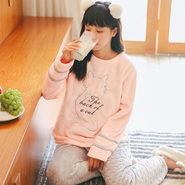 Πιτζάμες από δύο κομμάτια ζεστών γυναικών με επιγραφή