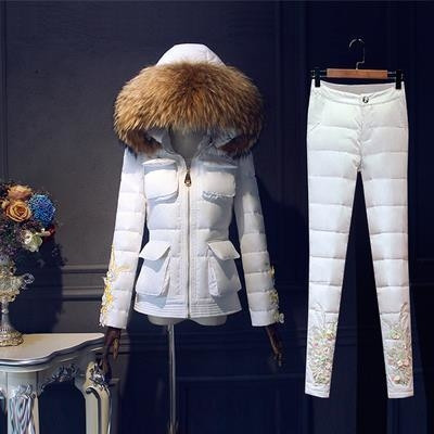 Μοντέρνο χειμερινό σετ τριών τεμαχίων - παχιά μπλούζα χωρίς μανίκια, ζεστό μπουφάν και παντελόνι με κομψή διακόσμηση