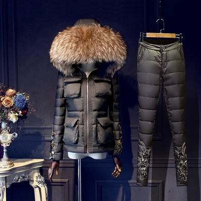 Μοντέρνο χειμερινό σετ τριών τεμαχίων - παχιά μπλούζα χωρίς μανίκια, ζεστό μπουφάν και παντελόνι με κομψή διακόσμηση