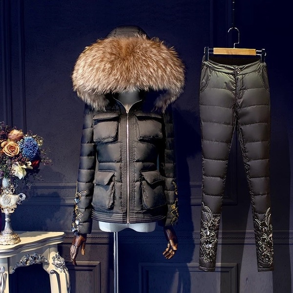 Μοντέρνο χειμερινό σετ τριών τεμαχίων - παχιά μπλούζα χωρίς μανίκια, ζεστό μπουφάν και παντελόνι με κομψή διακόσμηση