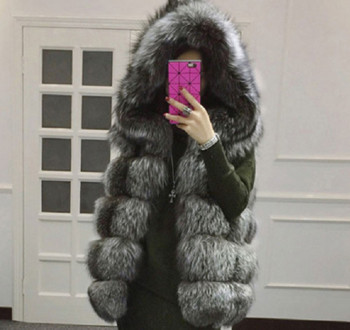Άνετο γυναικείο γιλέκο με γούνα στη κουκούλα για τις κρύες μέρες του φθινοπώρου και το χειμώνα.