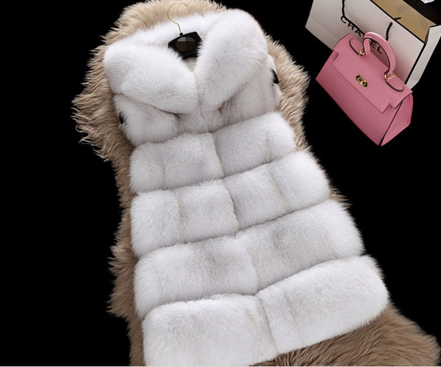 Страхотен дамски пухен елек с качулка, подходящ за хладните есенно-зимни дни