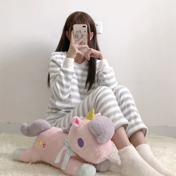 Γυναικείες  ζεστές ριγέ πιτζάμες σε διάφορα χρώματα