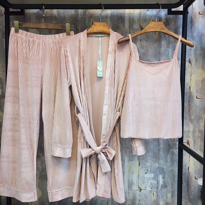 Κομψές κυρίες πιτζάμες σε τρία μέρη και σε τέσσερα χρώματα