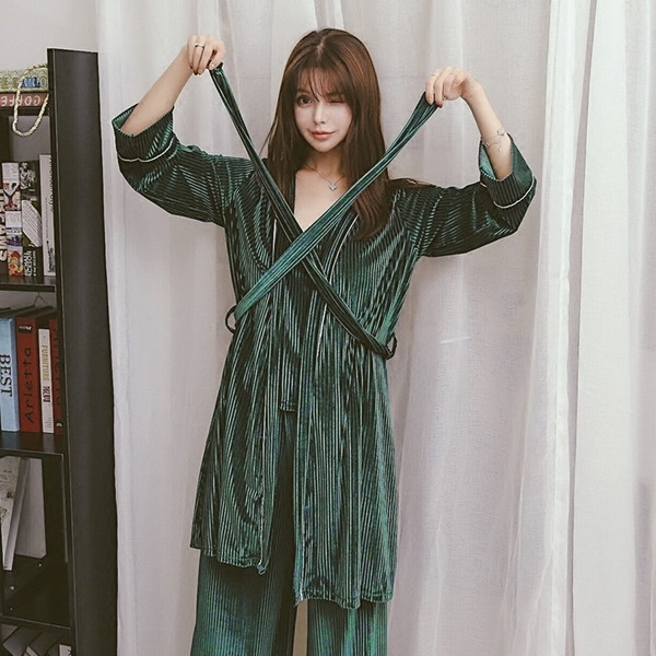 Κομψές κυρίες πιτζάμες σε τρία μέρη και σε τέσσερα χρώματα