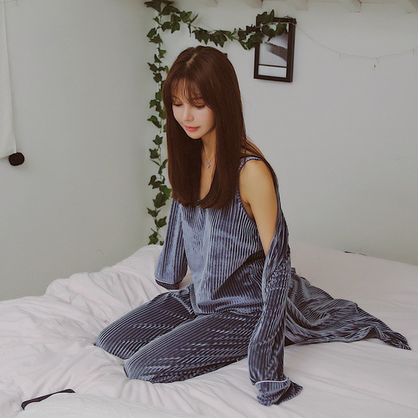 Κομψές κυρίες πιτζάμες σε τρία μέρη και σε τέσσερα χρώματα