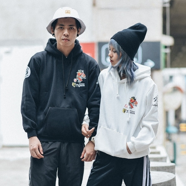 Стилен суичър в свободен стил с качулка и апликации