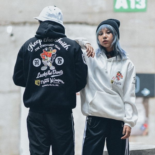 Стилен суичър в свободен стил с качулка и апликации