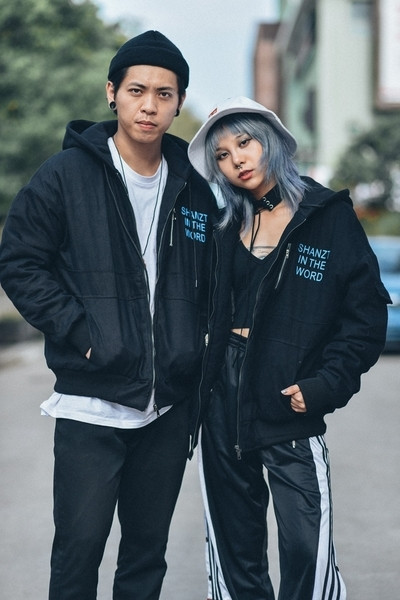 Спортно семпло мъжко яке с качулка и надписи