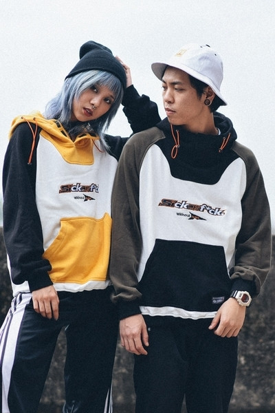 Ανδρικό φούτερ σε δύο χρώματα με κουκούλα και τσέπη