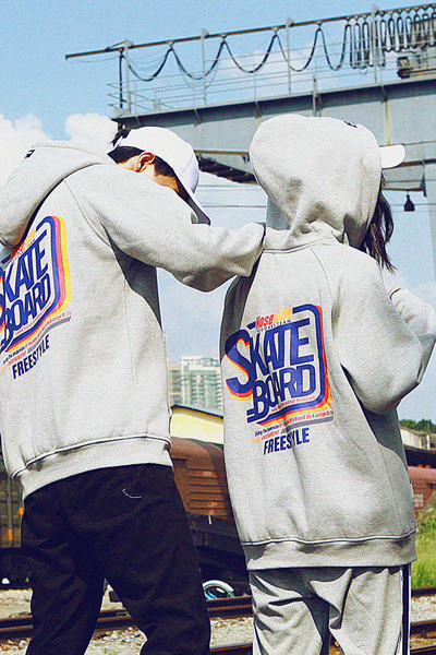 Широк спортен мъжки суичър в три цвята с надписи