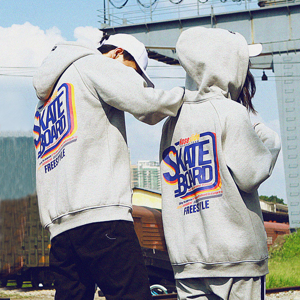 Широк спортен мъжки суичър в три цвята с надписи