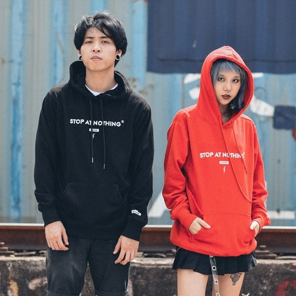 Семпъл мъжки суичър в шест цвята с надпис и качулка