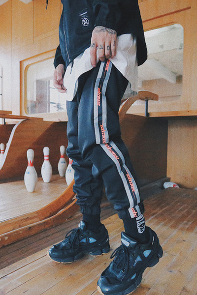 Спортен мъжки панталон в свободен стил и със странични ленти