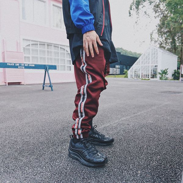 Спортен мъжки панталон в свободен стил и със странични ленти