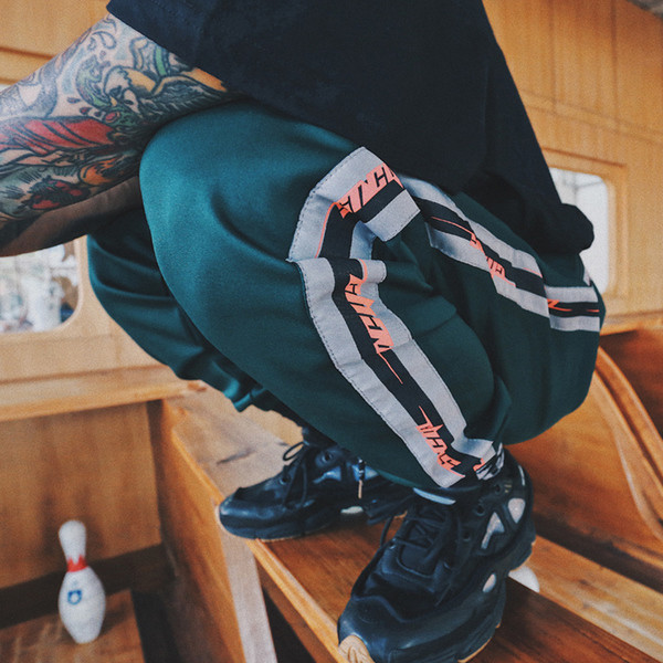 Спортен мъжки панталон в свободен стил и със странични ленти