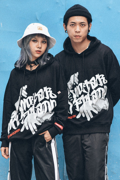 Μαύρο αθλητικό φούτερ ανδρών με επιγραφή