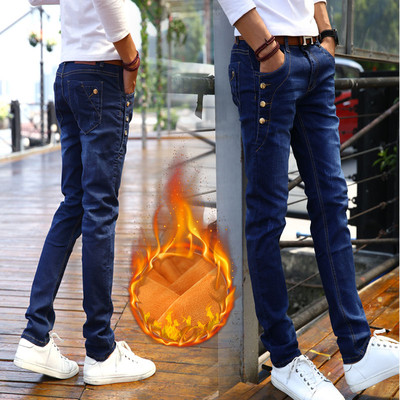 Κομψά και καθαρά τζιν ανδρικά με διακοσμητικά κουμπιά