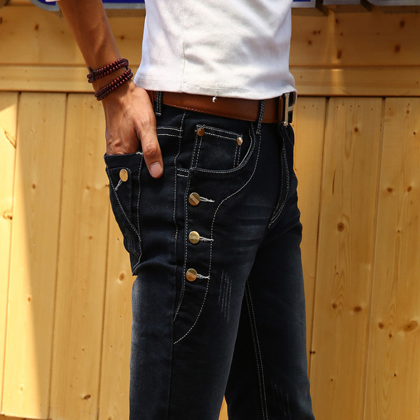 Κομψά και καθαρά τζιν ανδρικά με διακοσμητικά κουμπιά