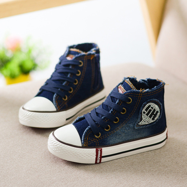 Κλασικά σπορ-κομψά πάνινα παπούτσια για ένα αγόρι με μια επίπεδη, πολύ άνετη σόλα