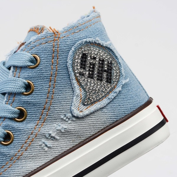 Κλασικά σπορ-κομψά πάνινα παπούτσια για ένα αγόρι με μια επίπεδη, πολύ άνετη σόλα