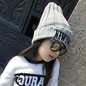 Παιδικό καπέλο χειμώνα σε πολλά διαφορετικά μοντέλα με ενδιαφέρουσα κίνηση