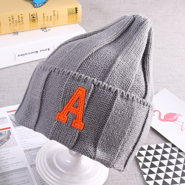 Актуална детска зимна унисекс шапка,най-различни модели и цветове