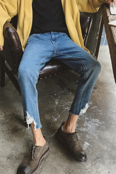 Κομψά μπλε τζιν ανδρών και ψιλοκομμένα