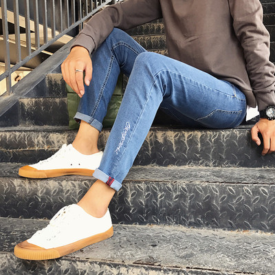 Ανδρικά καθημερινά τζιν λεπτού τύπου σε τρία χρώματα