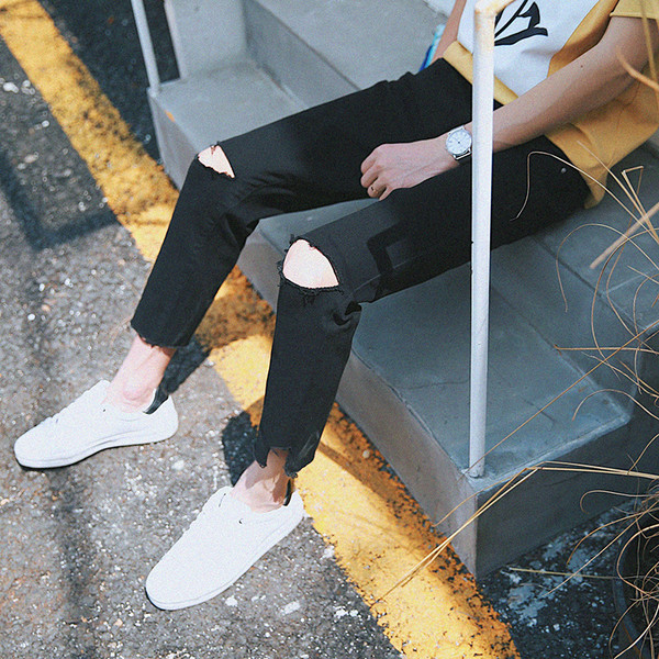 Ισχυρά σχισμένα αρσενικά τζιν σε δύο χρώματα