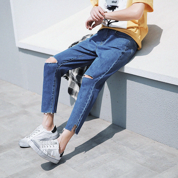 Ισχυρά σχισμένα αρσενικά τζιν σε δύο χρώματα