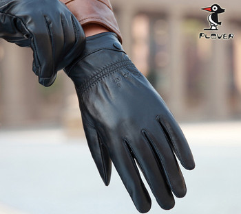 Απλά αντρικά μαύρα γάντια κατασκευασμένα από οικολογικό δέρμα