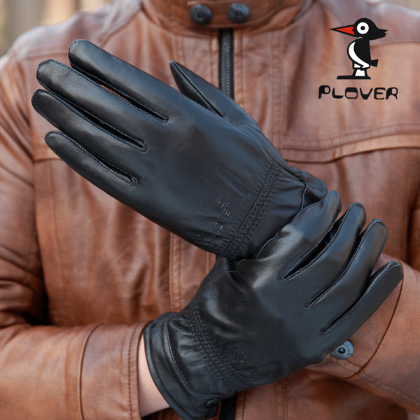 Απλά αντρικά μαύρα γάντια κατασκευασμένα από οικολογικό δέρμα