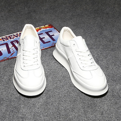 Ανδρικά αθλητικά κομψά πάνινα παπούτσια από οικολογικό δέρμα με επίπεδη ελαστική σόλα, λευκό χρώμα