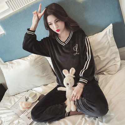 Πιτζάμες βελούδινες κυρίες σε διάφορα μοντέλα κατάλληλα για χειμώνα