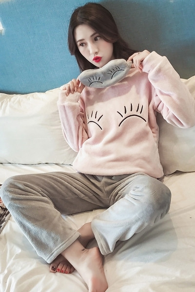 Πιτζάμες βελούδινες κυρίες σε διάφορα μοντέλα κατάλληλα για χειμώνα