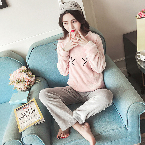 Πιτζάμες βελούδινες κυρίες σε διάφορα μοντέλα κατάλληλα για χειμώνα