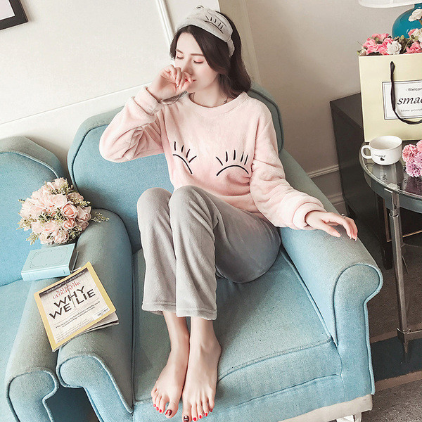 Πιτζάμες βελούδινες κυρίες σε διάφορα μοντέλα κατάλληλα για χειμώνα